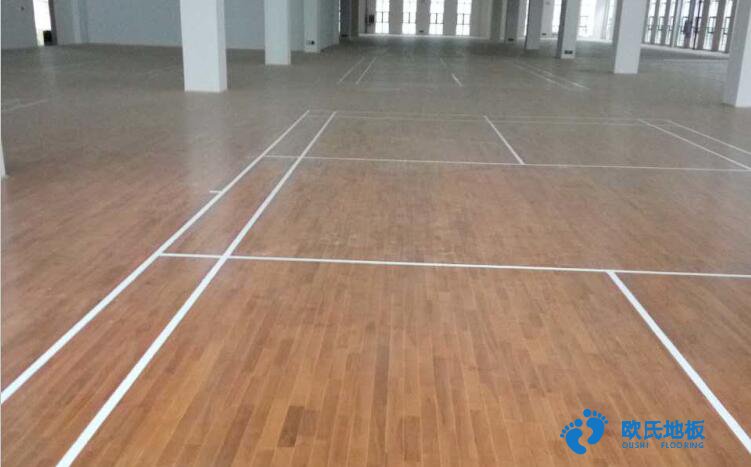 烏?；@球地板如何施工