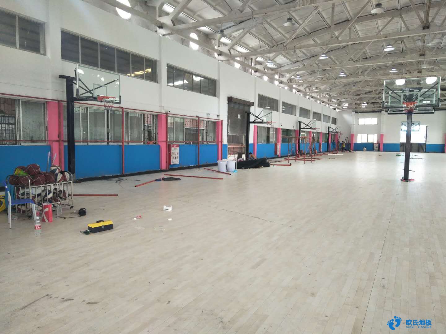 烏?；@球地板如何施工