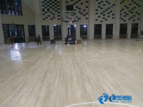 學?；@球場地木地板能拖嗎