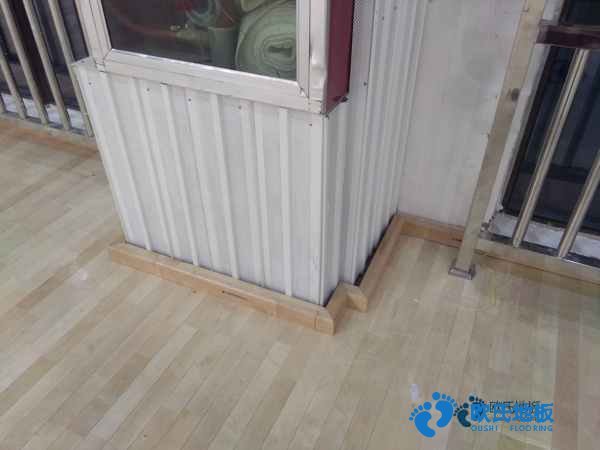 學(xué)?；@球場地木地板能拖嗎