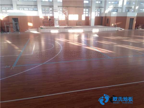 學(xué)?；@球場木地板的變形量