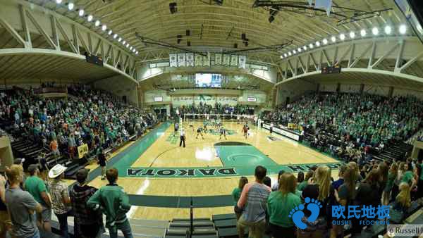 學(xué)?；@球地板哪種好