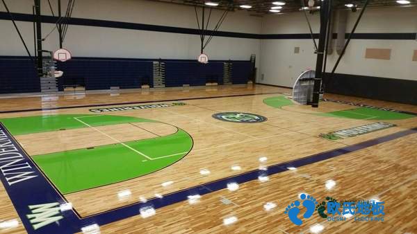 學(xué)?；@球地板哪種好