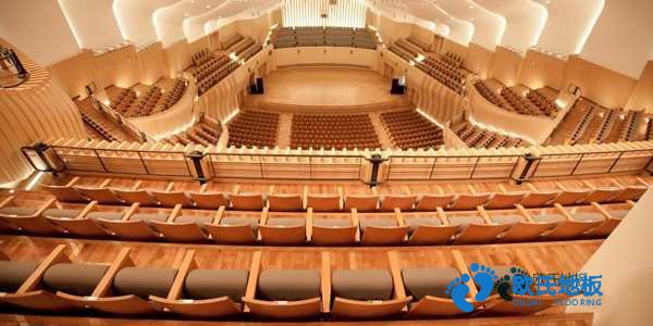 學(xué)?；@球體育地板施工團(tuán)隊(duì)