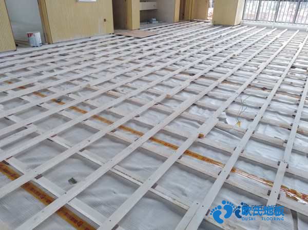 學(xué)?；@球場館木地板特點(diǎn)