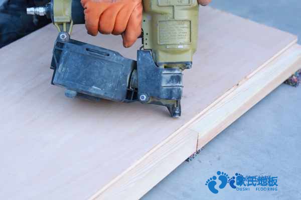 學(xué)?；@球場(chǎng)地地板生產(chǎn)設(shè)備