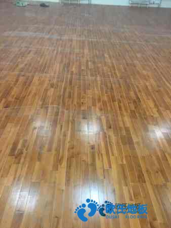 學(xué)校籃球場地木地板的變形量