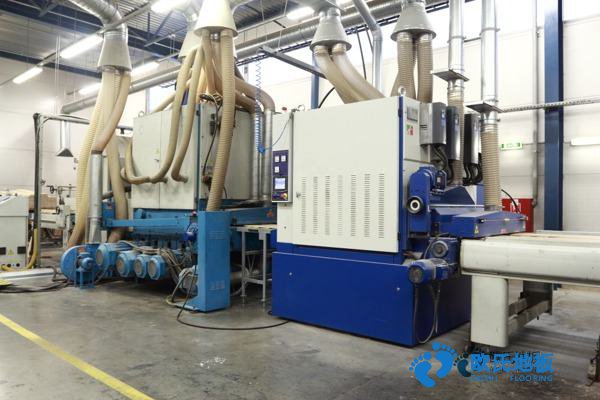 學(xué)?；@球場地地板反彈力