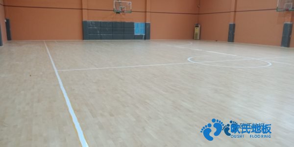 學(xué)?；@球場館木地板生產(chǎn)的工作環(huán)境