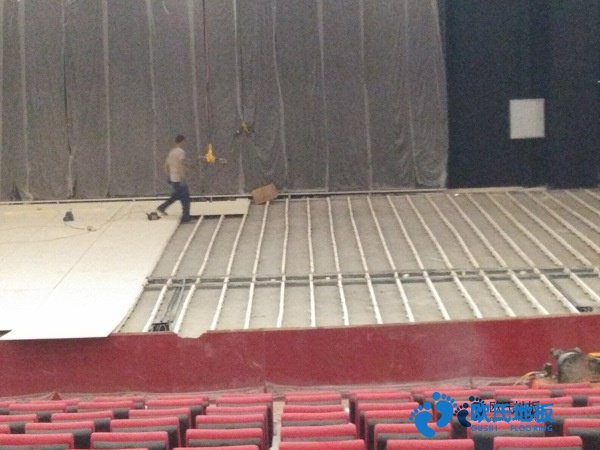 學(xué)?；@球地板施工流程