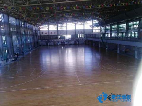 學(xué)?；@球館地板生產(chǎn)的工作環(huán)境