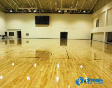 學(xué)?；@球場(chǎng)館地板的生產(chǎn)線(xiàn)