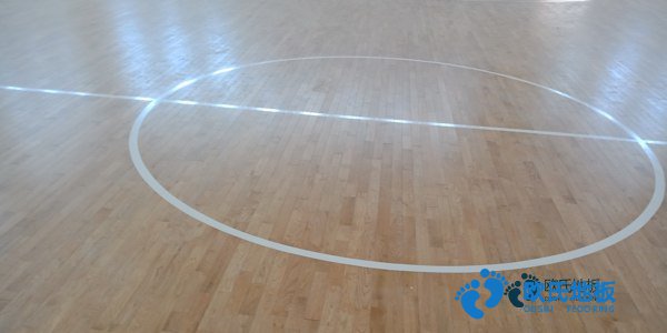 學(xué)?；@球地板用哪種好