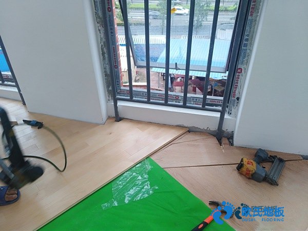 學(xué)?；@球場木地板施工隊(duì)