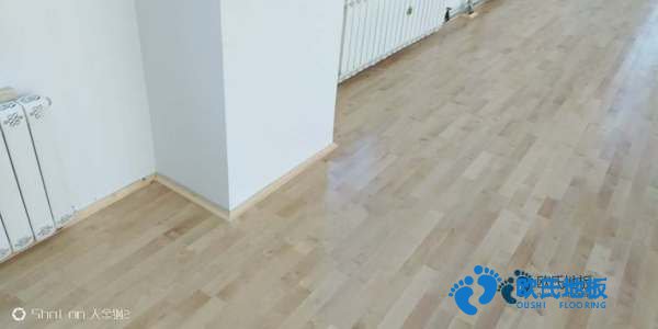 學?；@球場館地板用什么材料好