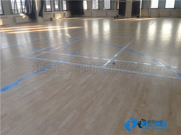 學(xué)?；@球場館木地板一般多寬