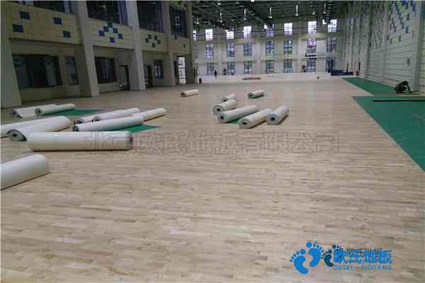 學?；@球場地木地板能用多久