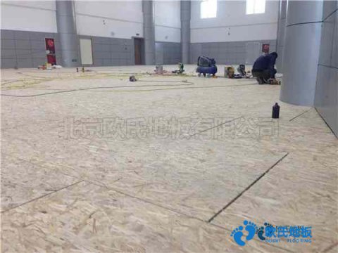 學(xué)?；@球場館地板如何拆