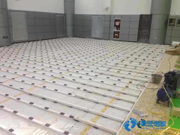 學(xué)?；@球場館地板如何拆