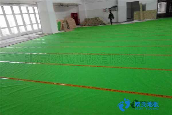 學(xué)?；@球場地木地板用哪種好