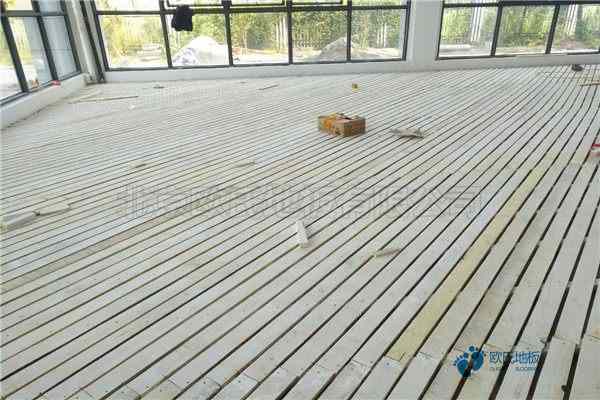 較好的籃球運(yùn)動(dòng)木地板為什么會(huì)鼓起來(lái)