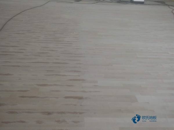 較好的籃球運(yùn)動(dòng)木地板怎樣擦干凈