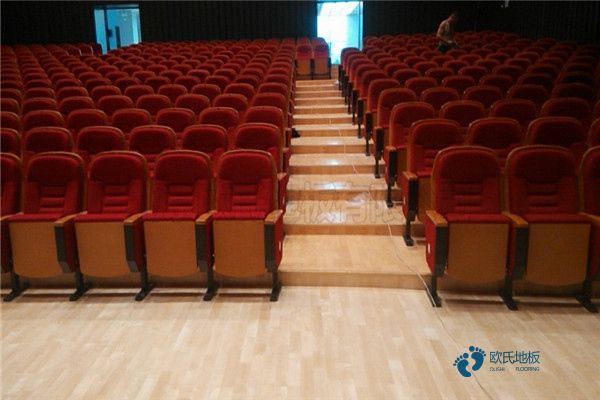 學?；@球木地板緩沖層多厚2