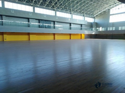 國標(biāo)運(yùn)動(dòng)館地板施工隊(duì)