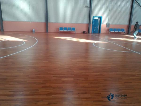 國標(biāo)運(yùn)動場地地板施工3
