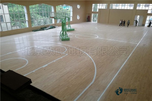 學(xué)?；@球場館木地板購買注意事項1