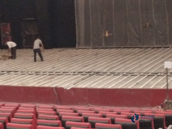 大學(xué)運(yùn)動場地木地板施工流程1