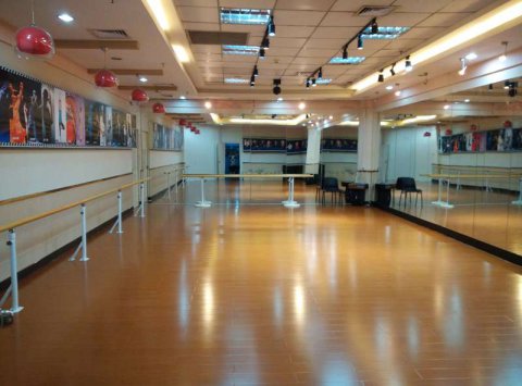 俄勒岡松舞臺運(yùn)動場館地板施工隊(duì)