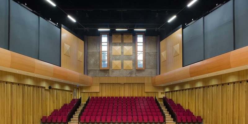 松木舞臺體育木地板施工團(tuán)隊(duì)2