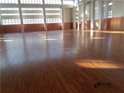 學(xué)?；@球館木地板特性